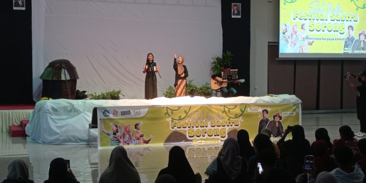 Cerita Teman Tuli Sorong Terpanggil Jaga Hutan dan Alam Papua Lewat Karya Puisi