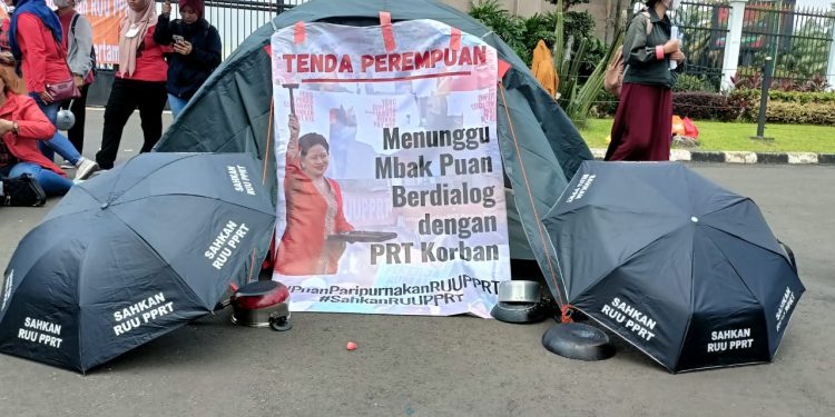 Pekerja Rumah Tangga Baca Puisi Untuk Puan Maharani