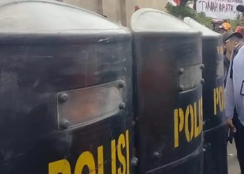 Demonstran: Pak Polisi, Kami Tidak Butuh Senjata!