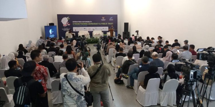 KTP2JB Kolaborasi dengan IIJ Dorong Keberlanjutan Media dan Penguatan Demokrasi pada Hari Kebebasan Pers Sedunia 2025