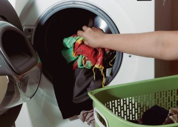 Industri Binatu, Mikroplastik, dan Laut Tercemar: Siapa Bertanggung Jawab?