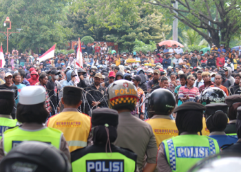 Massa aksi tidak diperkenankan masuk ke area DPRD Pati yang dijaga ketat polisi dan dipagari kawat pada Jumat, 31 Oktober 2025 (Sumber gambar: Rizky Riawan Nursatria/dokumentasi pribadi)