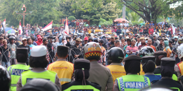 Massa aksi tidak diperkenankan masuk ke area DPRD Pati yang dijaga ketat polisi dan dipagari kawat pada Jumat, 31 Oktober 2025 (Sumber gambar: Rizky Riawan Nursatria/dokumentasi pribadi)