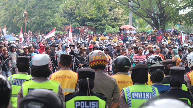 Massa aksi tidak diperkenankan masuk ke area DPRD Pati yang dijaga ketat polisi dan dipagari kawat pada Jumat, 31 Oktober 2025 (Sumber gambar: Rizky Riawan Nursatria/dokumentasi pribadi)