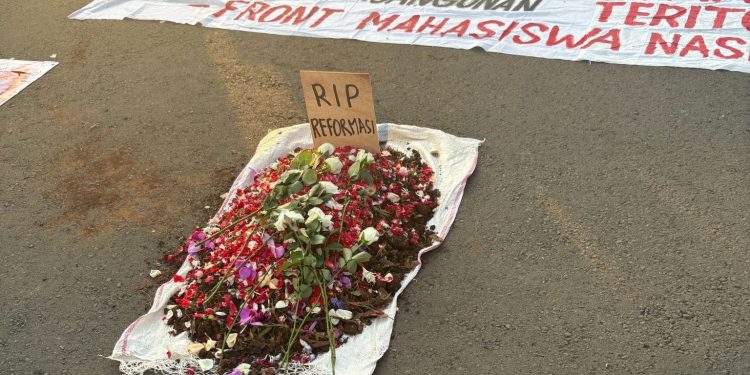Nisan Reformasi di Aksi Kamisan ke-908 di Jakarta.