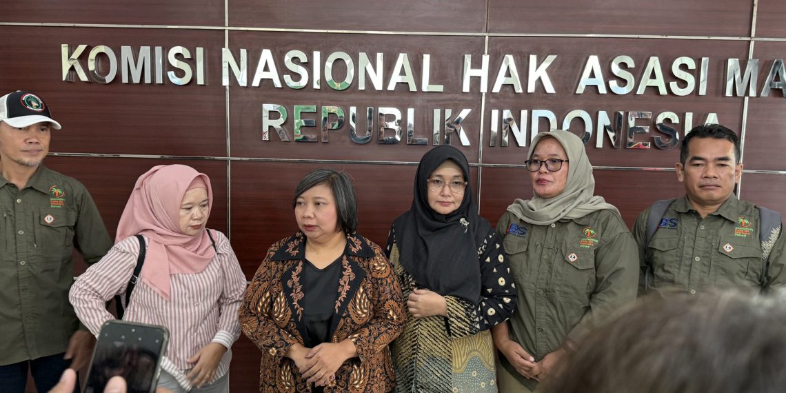Tim pendamping penyintas melakukan audiensi dengan Komnas HAM dan langsung ditemuik Ketua Komnas HAM, Anies Hidayah dan Putu Elvina, sekaligus melakukan konferensi pers di Komnas HAM.