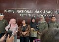 Tim pendamping penyintas melakukan audiensi dengan Komnas HAM dan langsung ditemuik Ketua Komnas HAM, Anies Hidayah dan Putu Elvina, sekaligus melakukan konferensi pers di Komnas HAM.