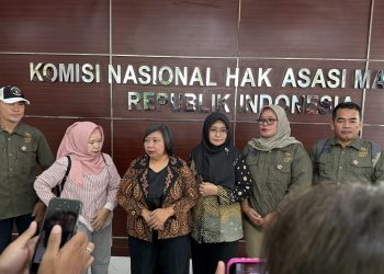 Tim pendamping penyintas melakukan audiensi dengan Komnas HAM dan langsung ditemuik Ketua Komnas HAM, Anies Hidayah dan Putu Elvina, sekaligus melakukan konferensi pers di Komnas HAM.