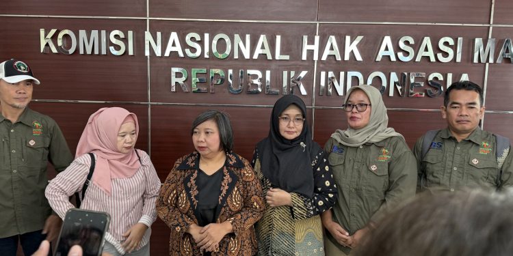 Tim pendamping penyintas melakukan audiensi dengan Komnas HAM dan langsung ditemuik Ketua Komnas HAM, Anies Hidayah dan Putu Elvina, sekaligus melakukan konferensi pers di Komnas HAM.