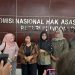 Tim pendamping penyintas melakukan audiensi dengan Komnas HAM dan langsung ditemuik Ketua Komnas HAM, Anies Hidayah dan Putu Elvina, sekaligus melakukan konferensi pers di Komnas HAM.