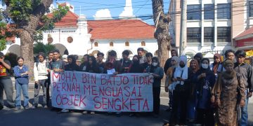 Kawal Proses Sidang, Aliansi Lakkang Bersatu Gelar Aksi di Pengadilan Negeri Makassar.