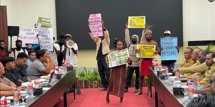 Pemuda Adat Papua Tolak Program Cetak Sawah di Sorong
