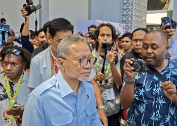 Menko Zulkifli Hasan Kabur saat Ditanya Papeda Summit dan Janji 1,7 Juta Hutan Adat di Papua