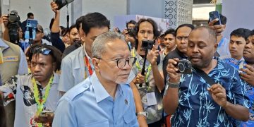 Menko Zulkifli Hasan Kabur saat Ditanya Papeda Summit dan Janji 1,7 Juta Hutan Adat di Papua