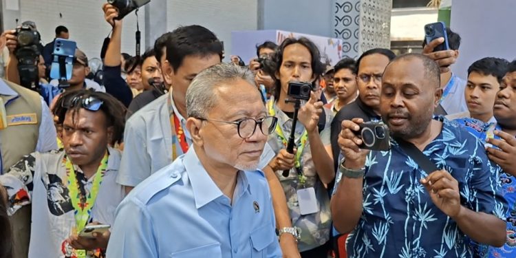 Menko Zulkifli Hasan Kabur saat Ditanya Papeda Summit dan Janji 1,7 Juta Hutan Adat di Papua
