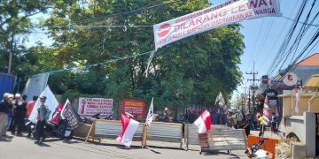 Kecewa Pemkot Surabaya Abaikan Aspirasi, Petani Tambak Keputih Tutup Akses Jalan