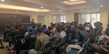 Suasana tahanan politik diberi arahan oleh polisi di sebuah ruang unit reserse polda metro jaya pada Rabu, (8/9).